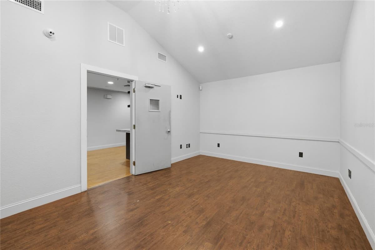 2250 VOLUSIA AVENUE — photo 7 of 31