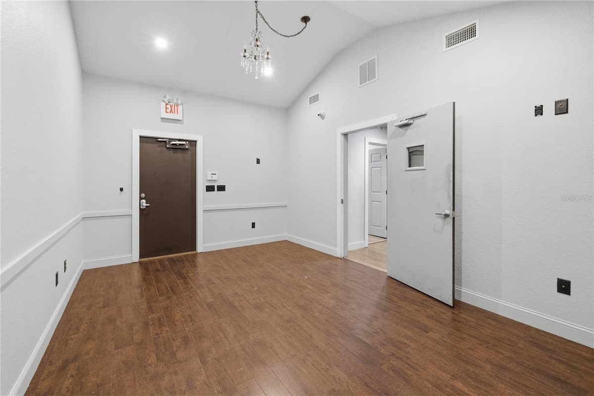 2250 VOLUSIA AVENUE — photo 6 of 31