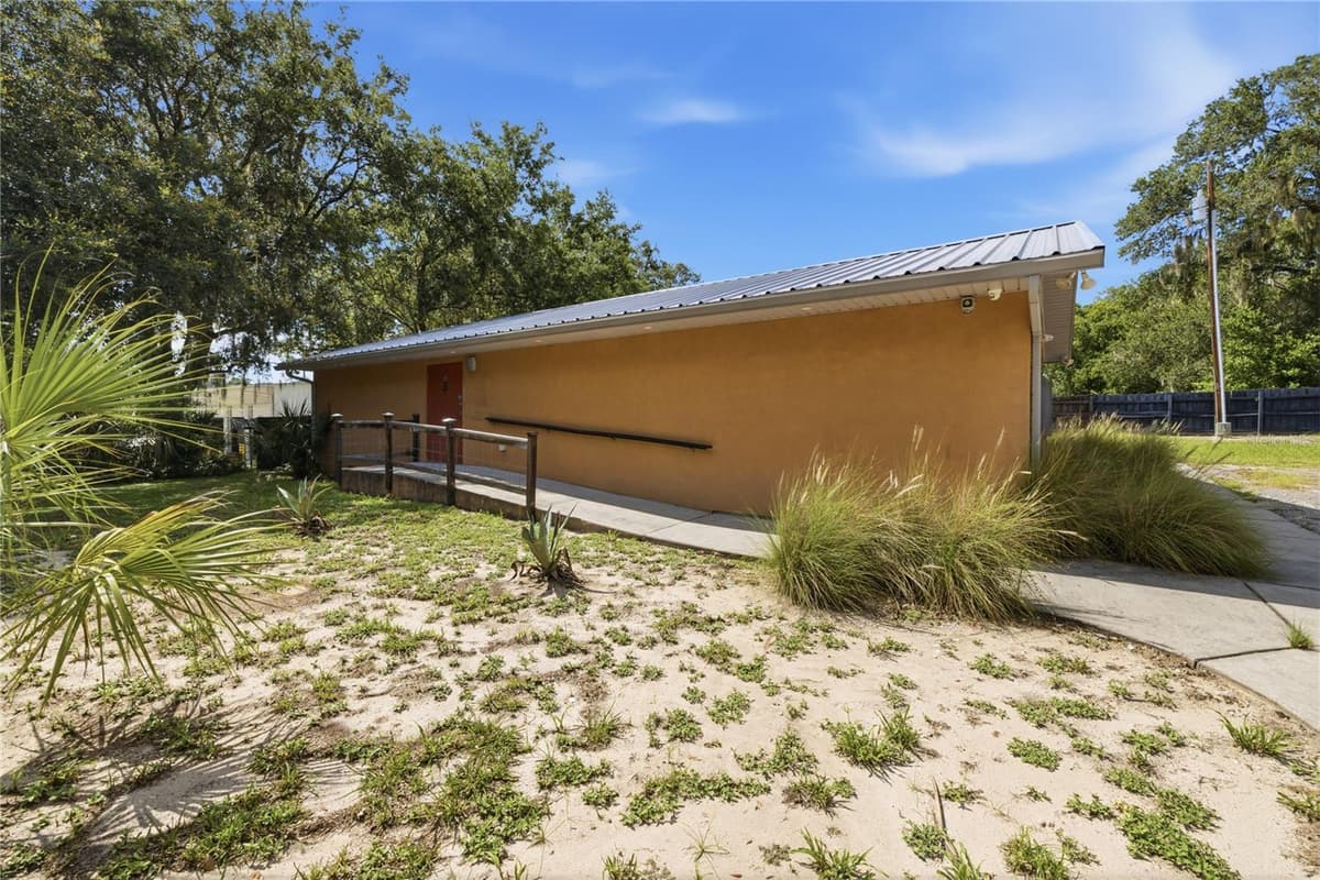 2250 VOLUSIA AVENUE — photo 1 of 31