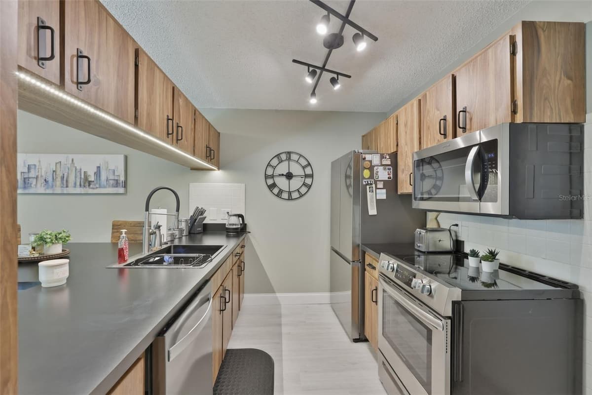 2186 MARSHALL DRIVE — photo 10 of 48