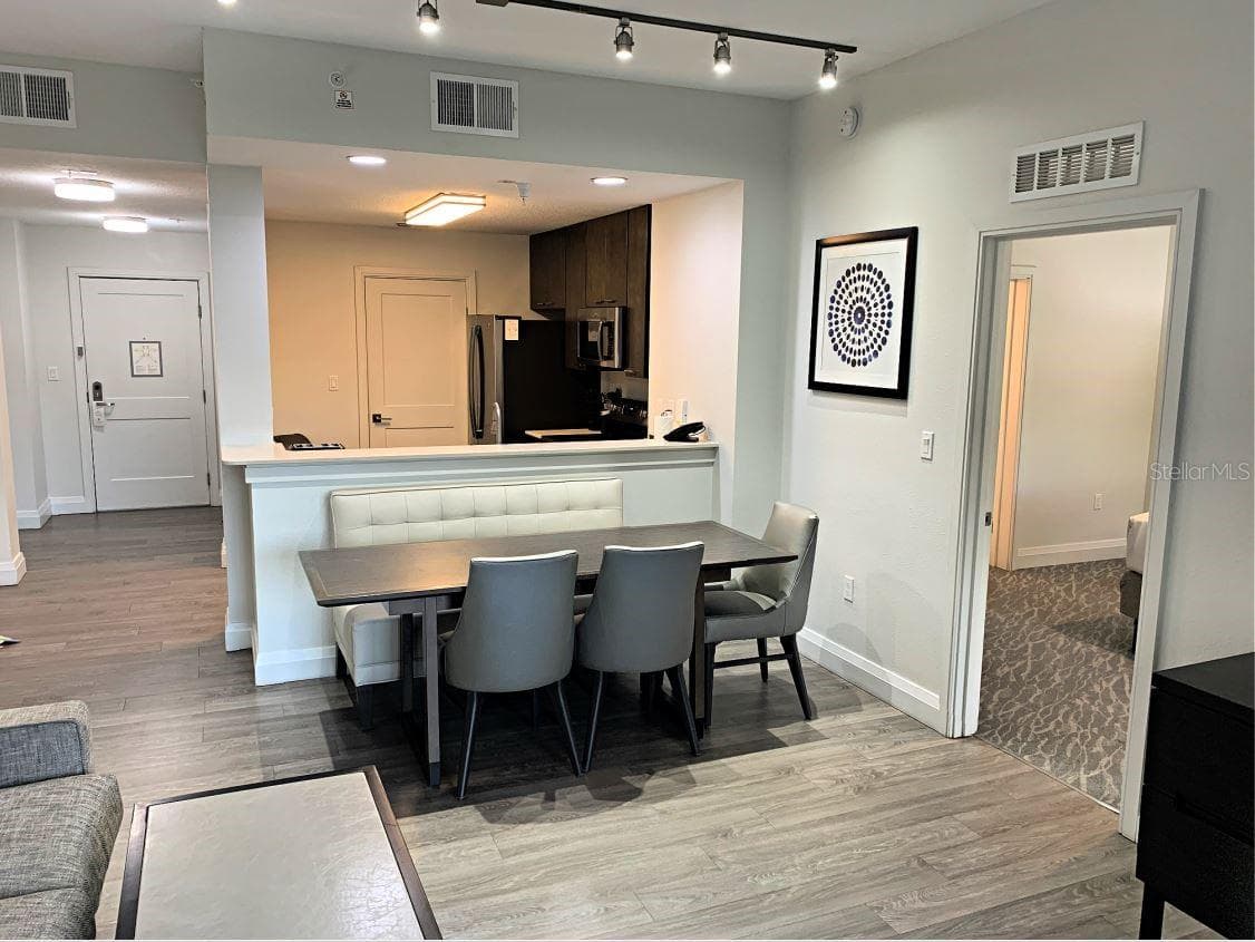 14501 GROVE RESORT AVENUE — photo 15 of 51