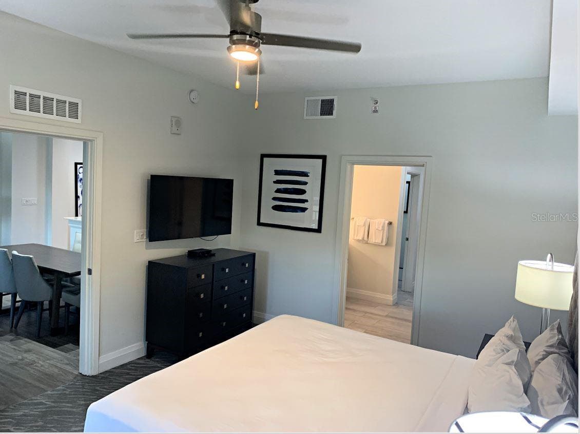14501 GROVE RESORT AVENUE — photo 18 of 51