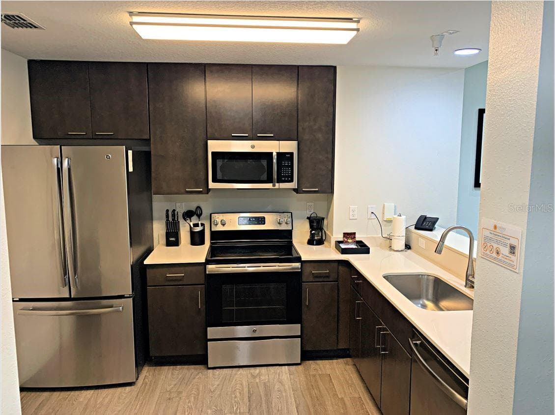14501 GROVE RESORT AVENUE — photo 4 of 51