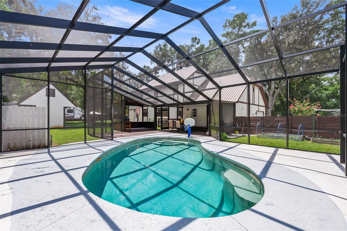 102 THICKET LANE — photo 8 of 47