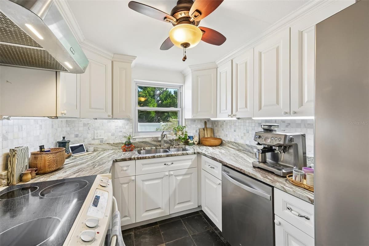 329 BAY VISTA AVENUE — photo 11 of 30