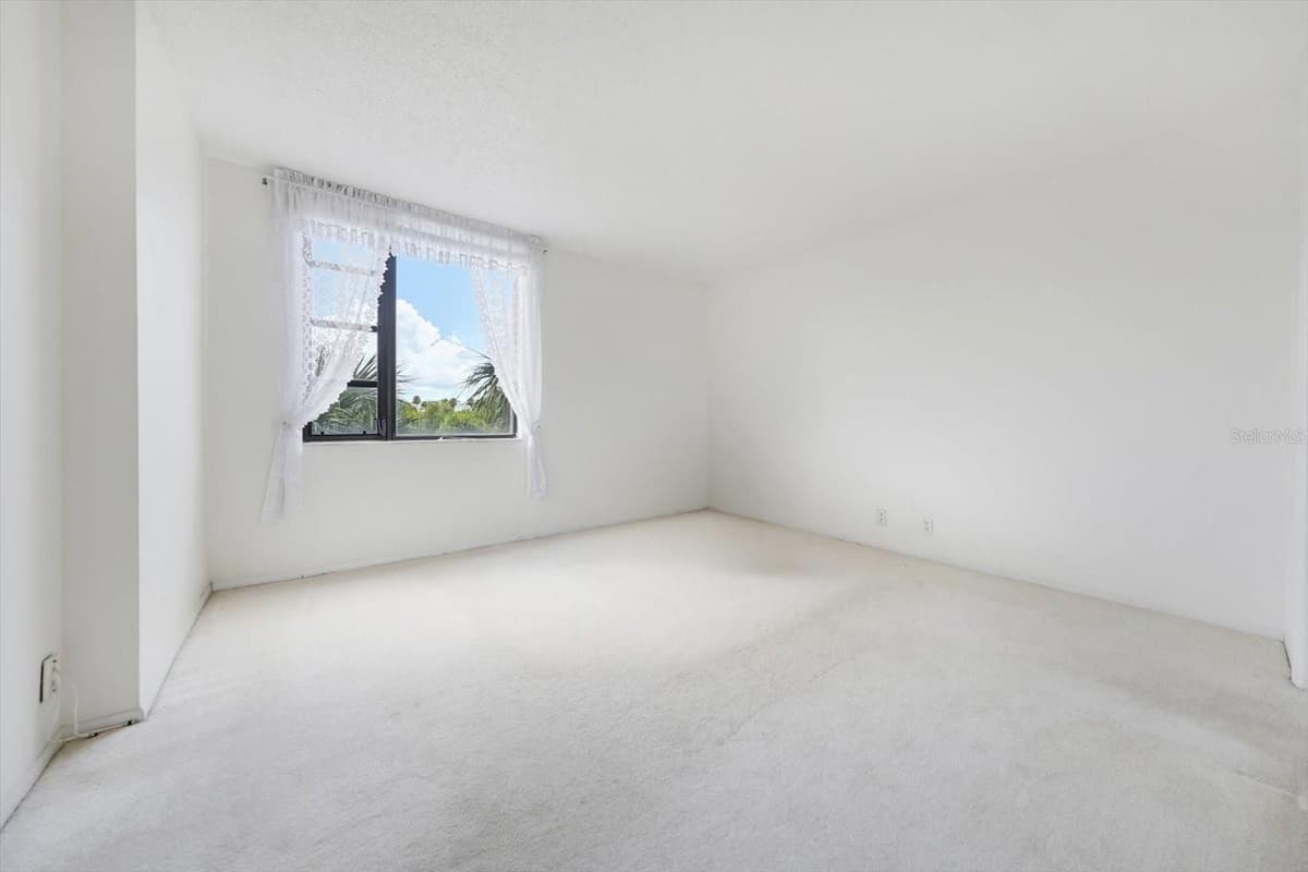 255 DOLPHIN POINT — photo 11 of 35