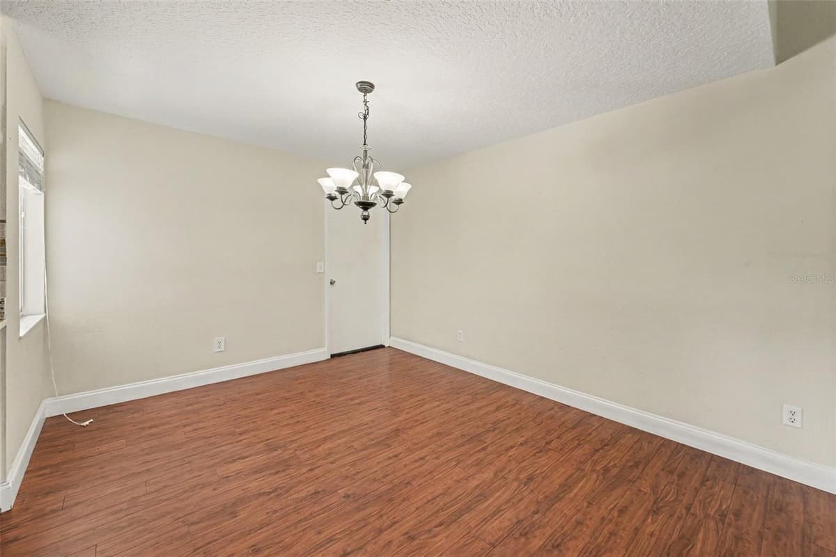 930 OAK FOREST DRIVE — photo 5 of 30