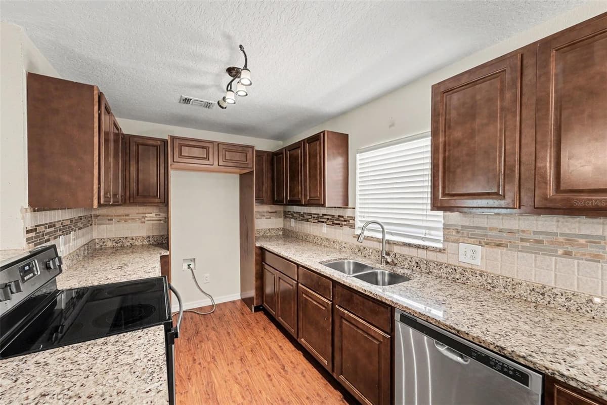 930 OAK FOREST DRIVE — photo 10 of 30