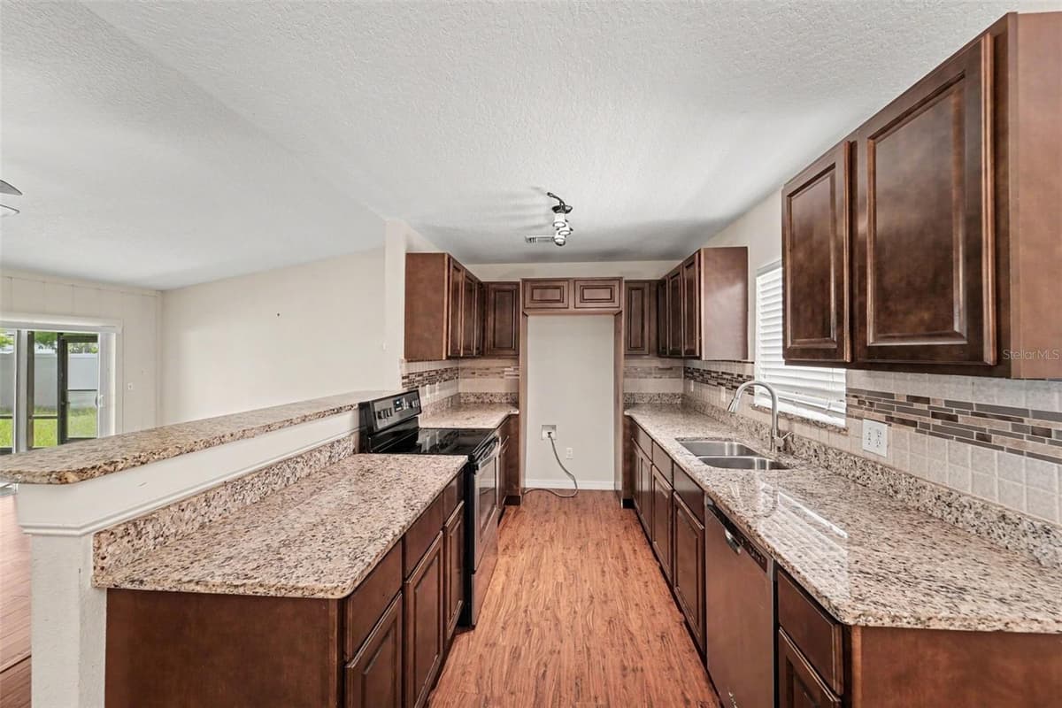 930 OAK FOREST DRIVE — photo 9 of 30