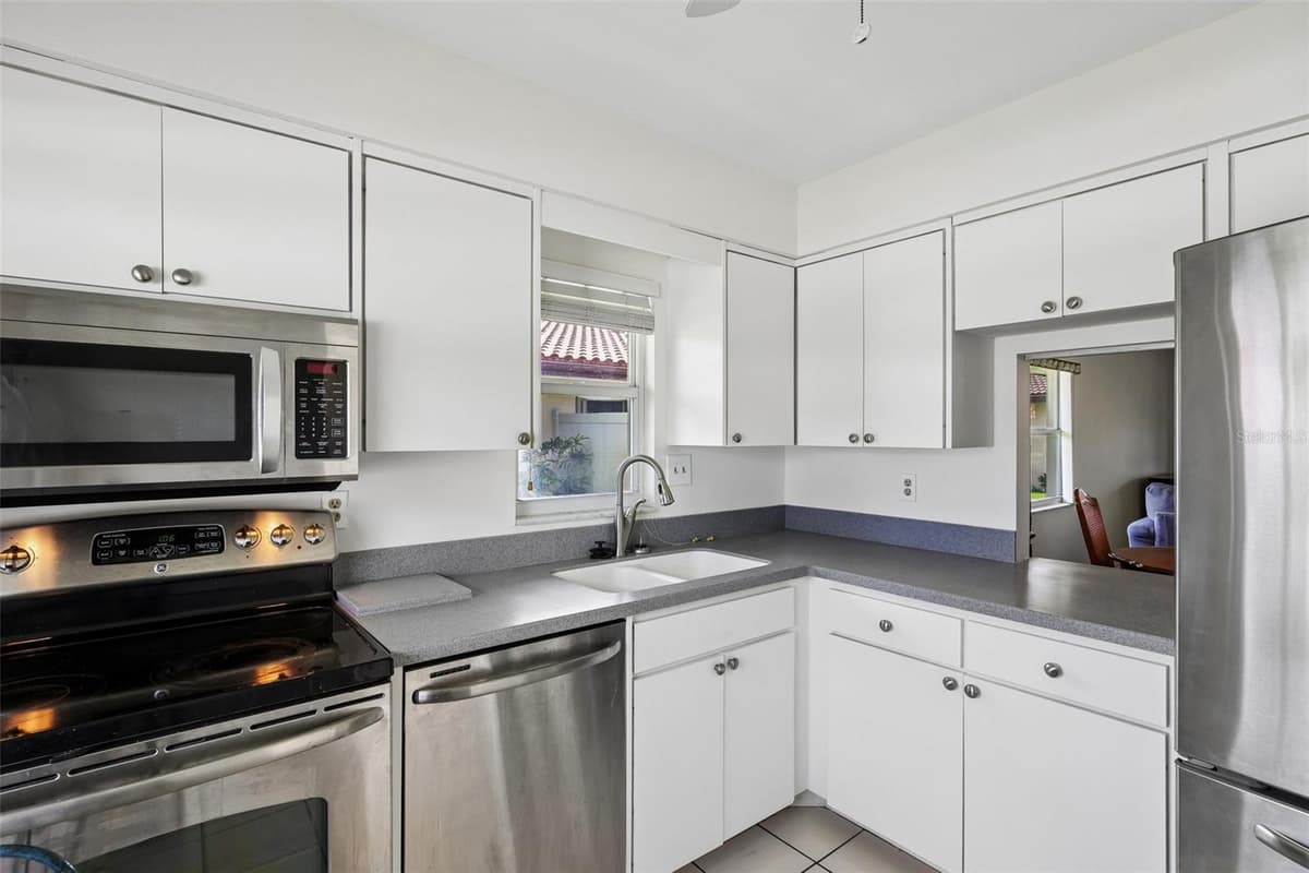 3210 CAMBRIDGE AVENUE — photo 9 of 38