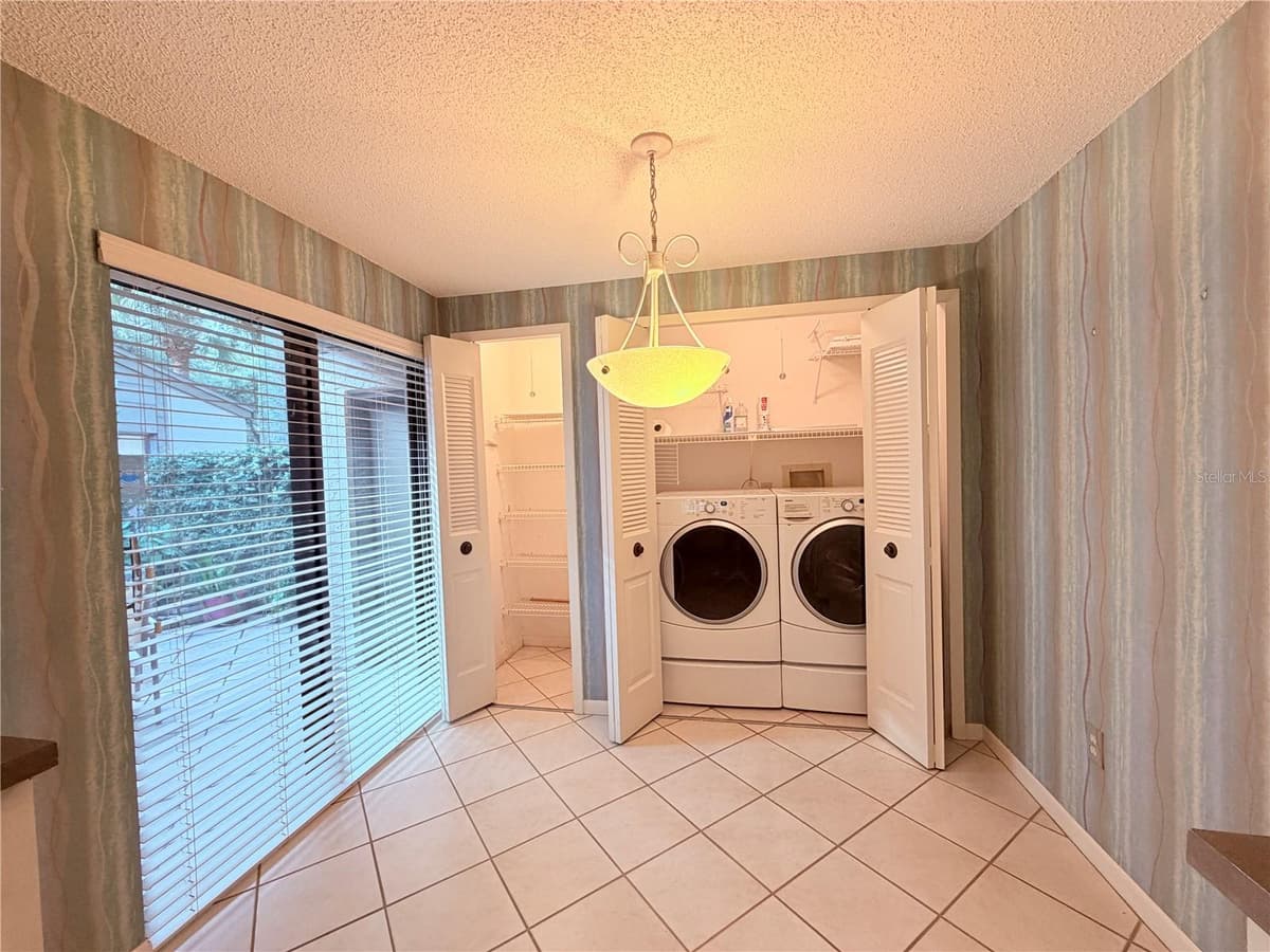 602 WOODRIDGE DRIVE — photo 9 of 40