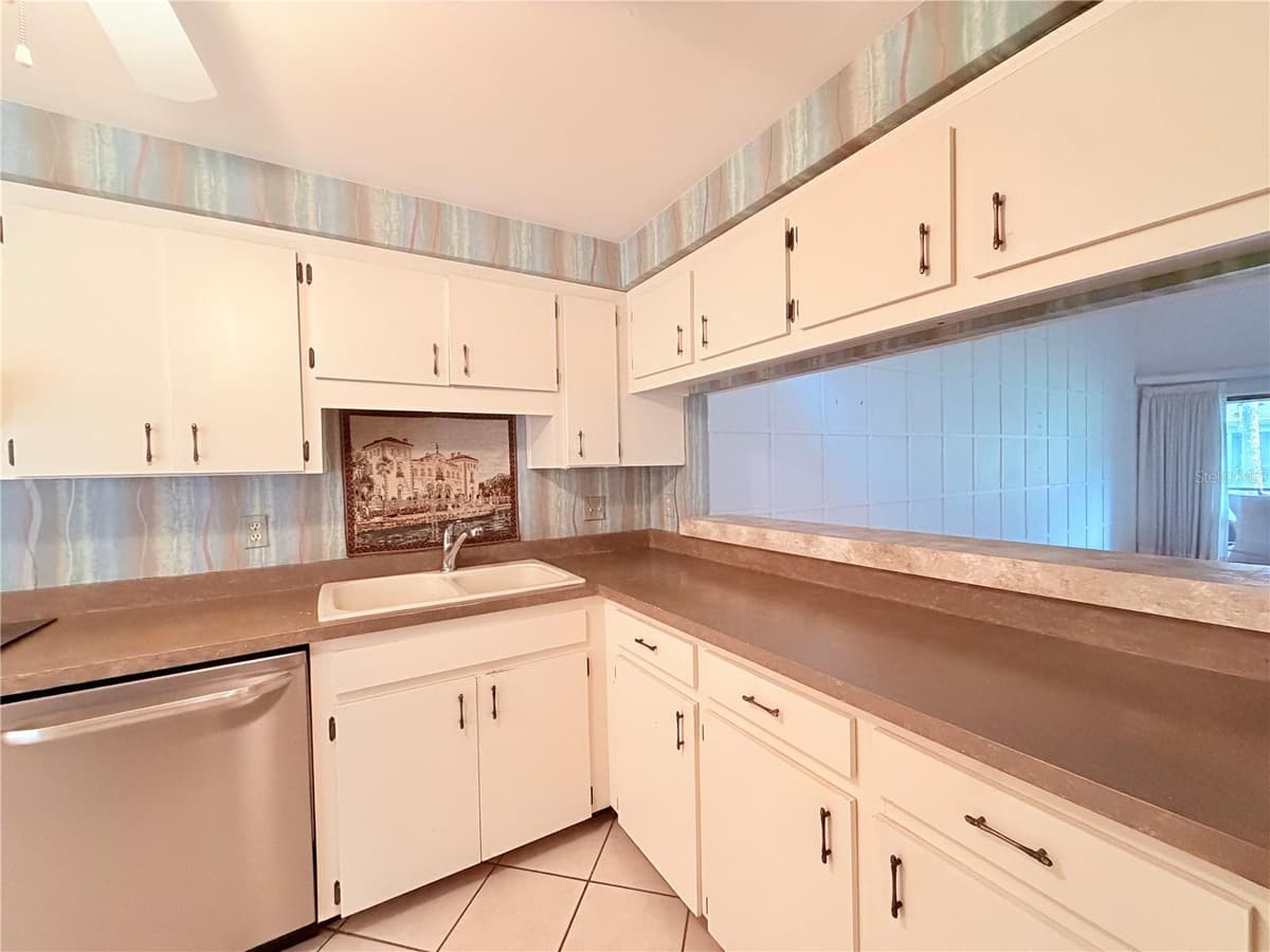 602 WOODRIDGE DRIVE — photo 8 of 40