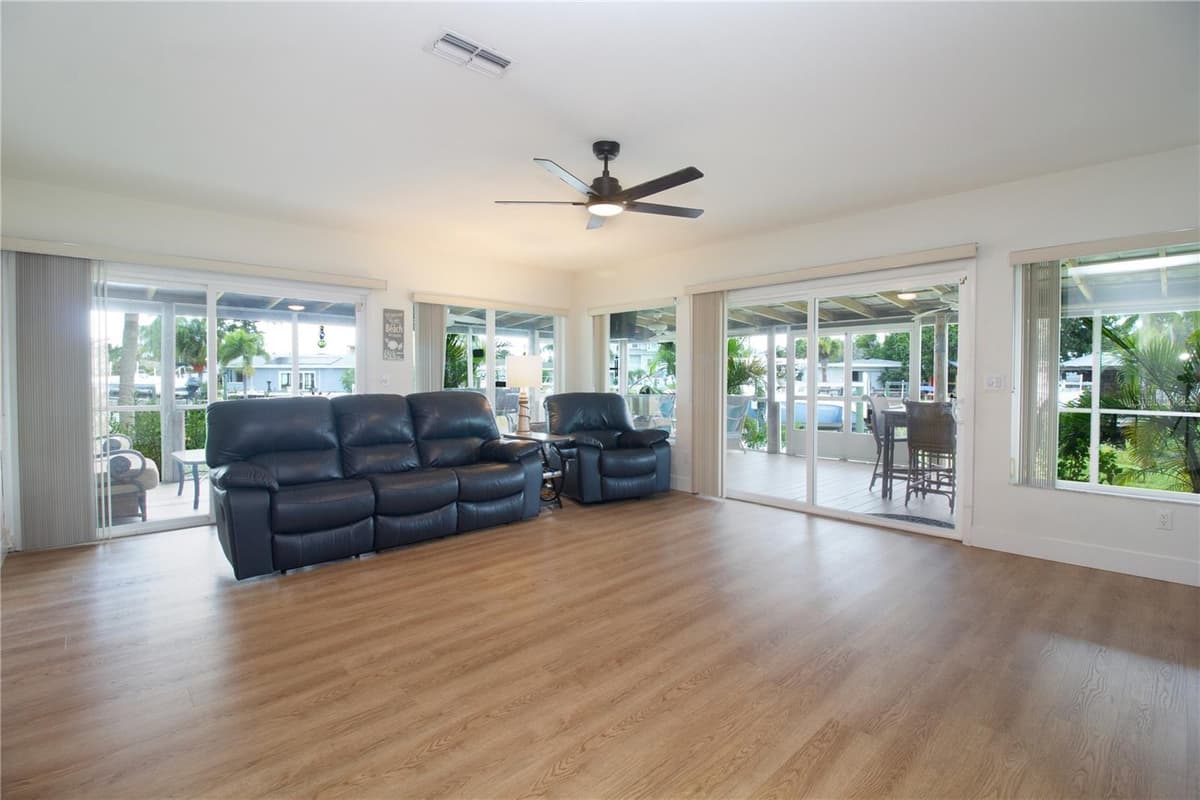 318 CIRCLE DRIVE — photo 24 of 38