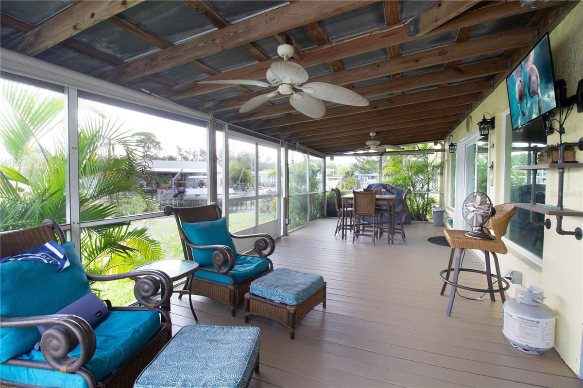 318 CIRCLE DRIVE — photo 16 of 38