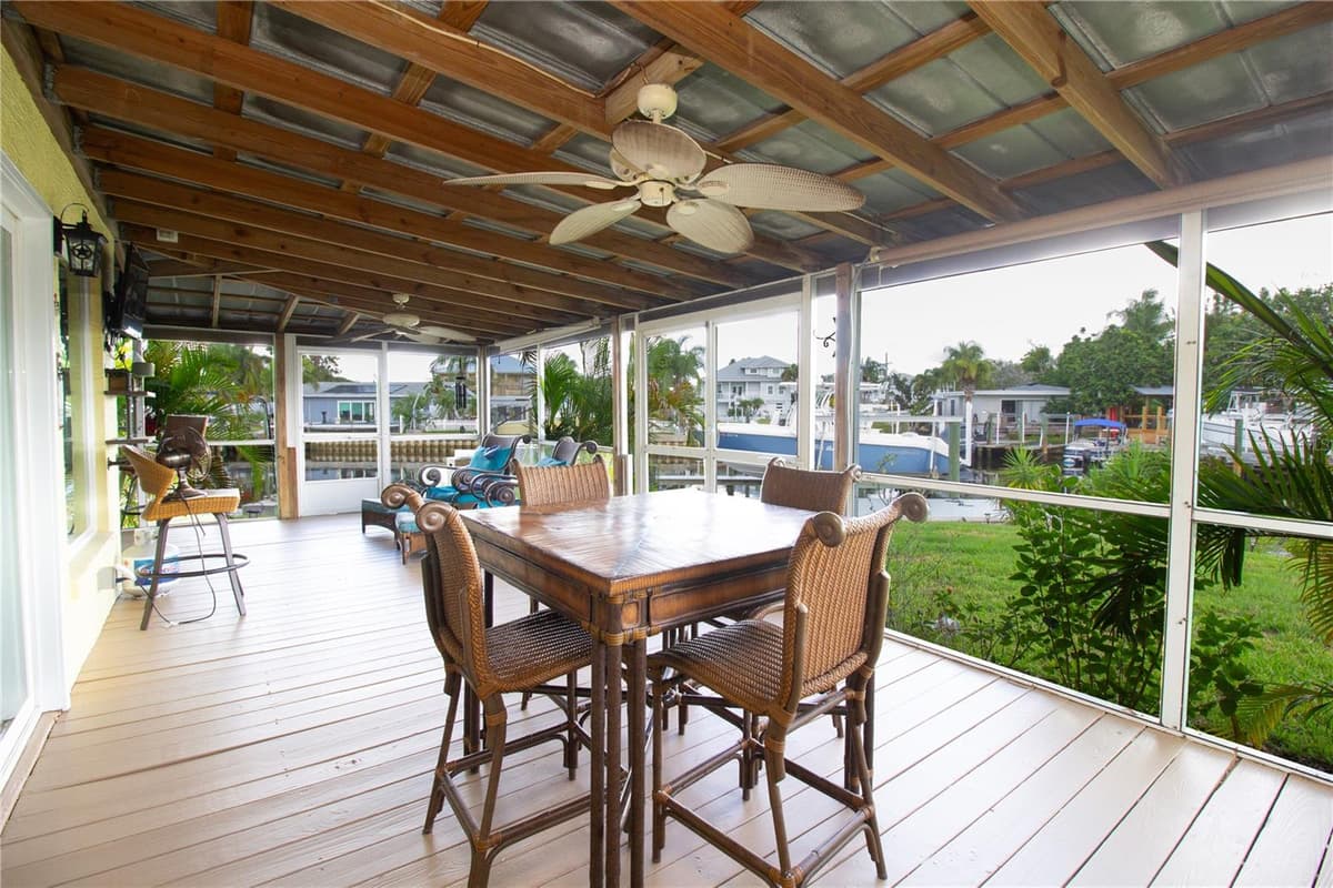 318 CIRCLE DRIVE — photo 17 of 38