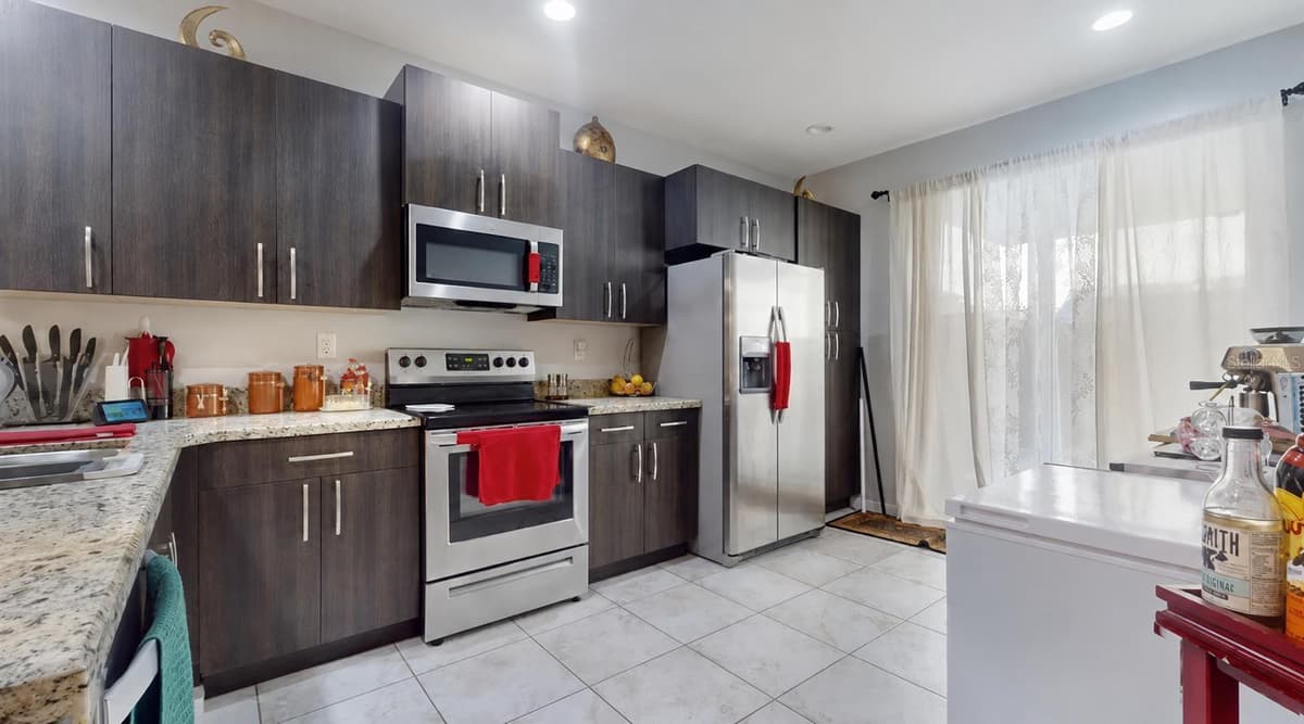1452 SE 24TH AVE — photo 1 of 21