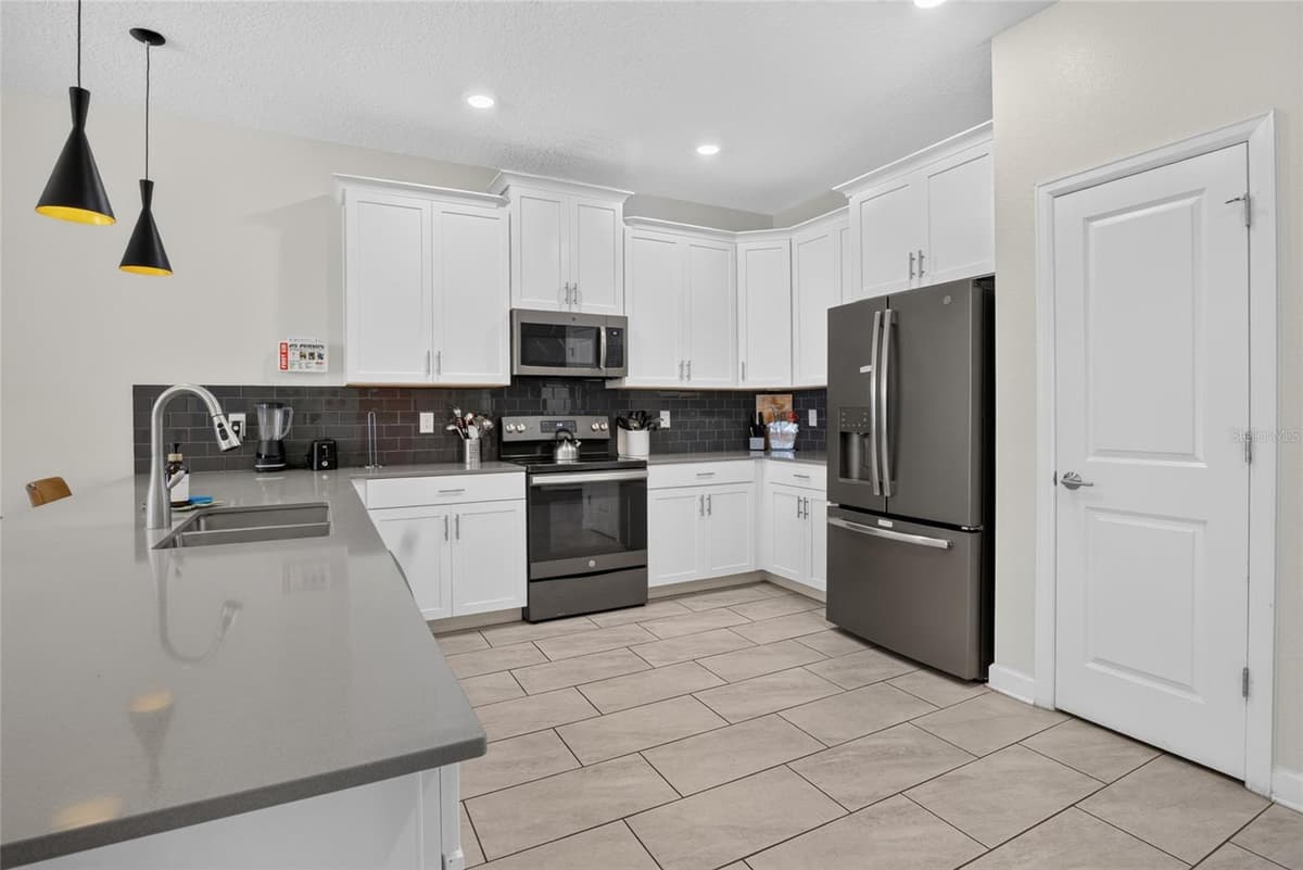 4536 TARGET BOULEVARD — photo 10 of 73