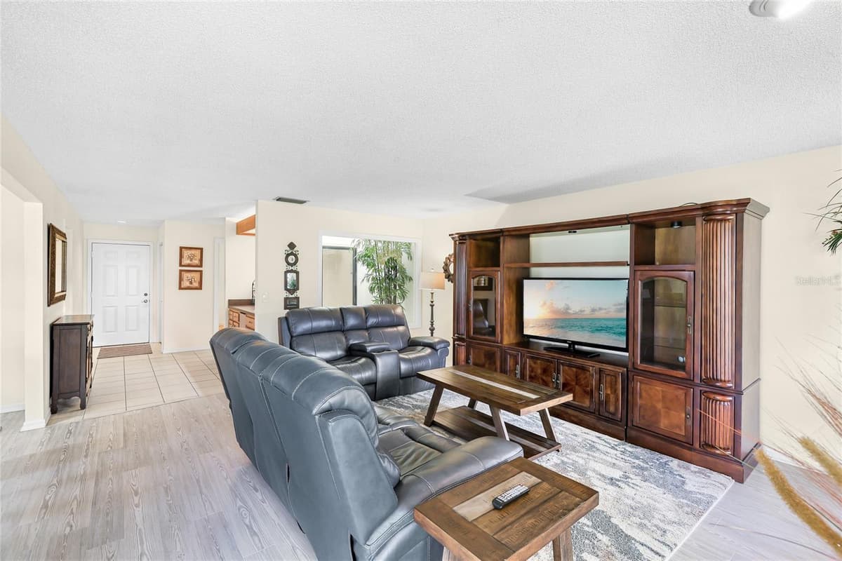 3670 GLENEAGLE DRIVE — photo 10 of 32