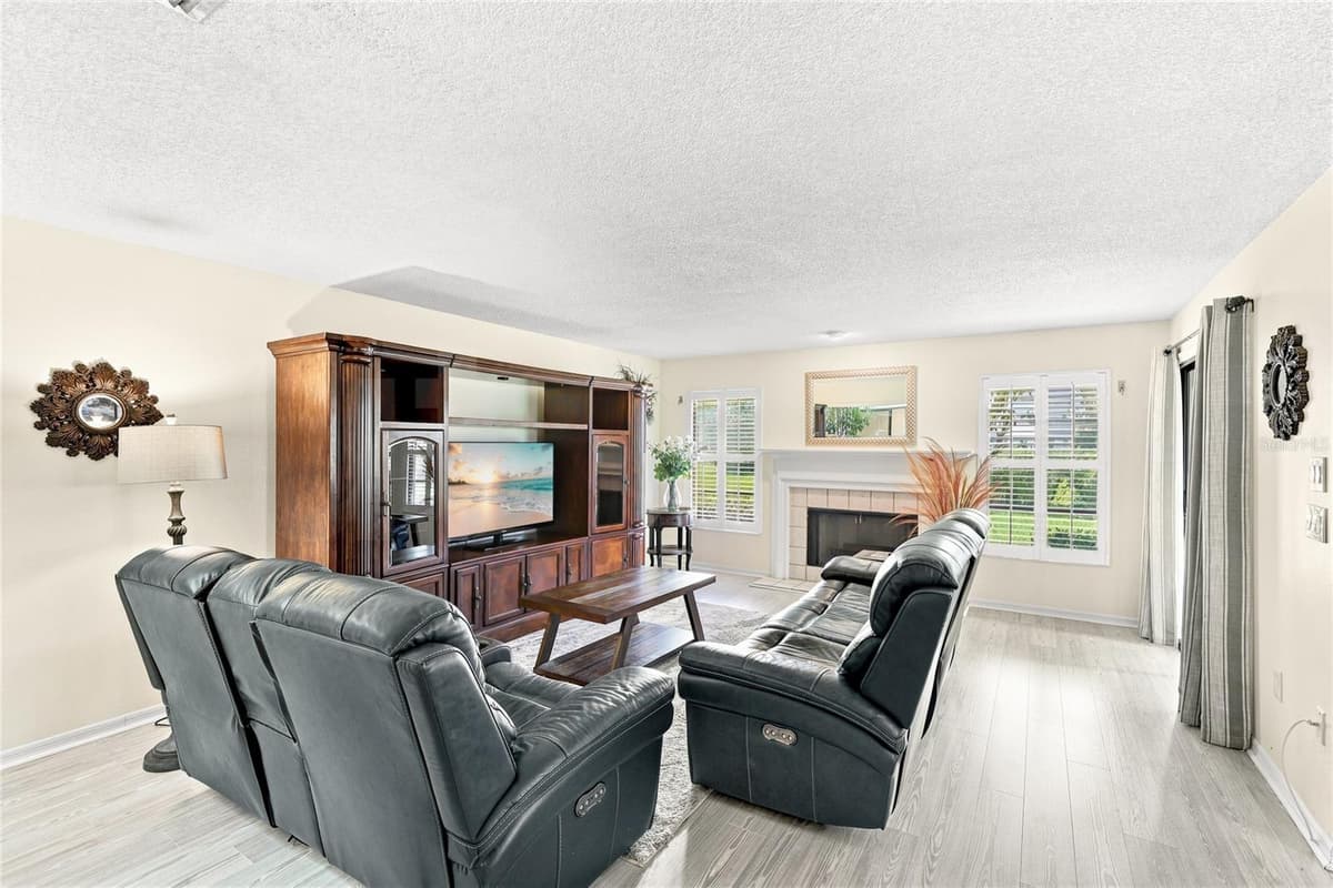 3670 GLENEAGLE DRIVE — photo 8 of 32