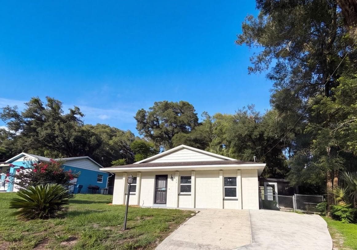 2230 SPRING HOLLOW DRIVE — photo 2 of 20