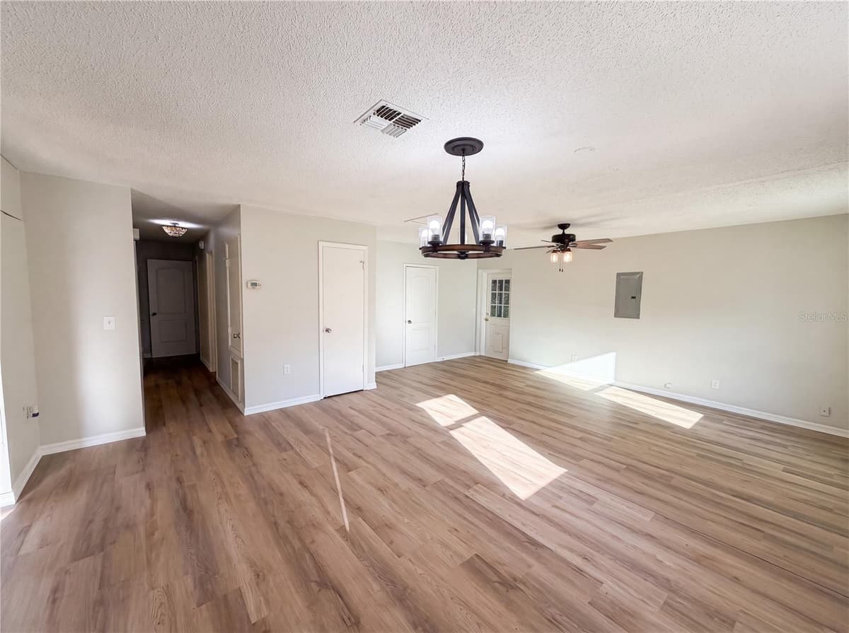 2230 SPRING HOLLOW DRIVE — photo 8 of 20