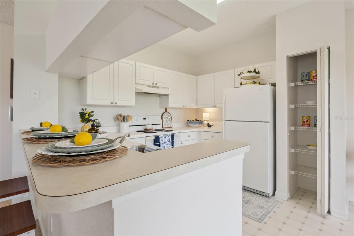 426 ARBOR LAKES — photo 4 of 20