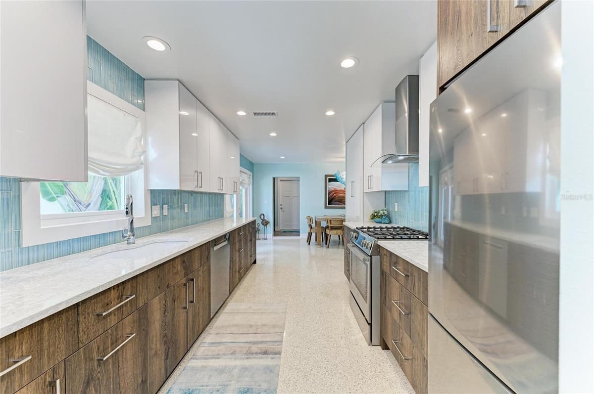 580 LINLEY STREET — photo 10 of 90