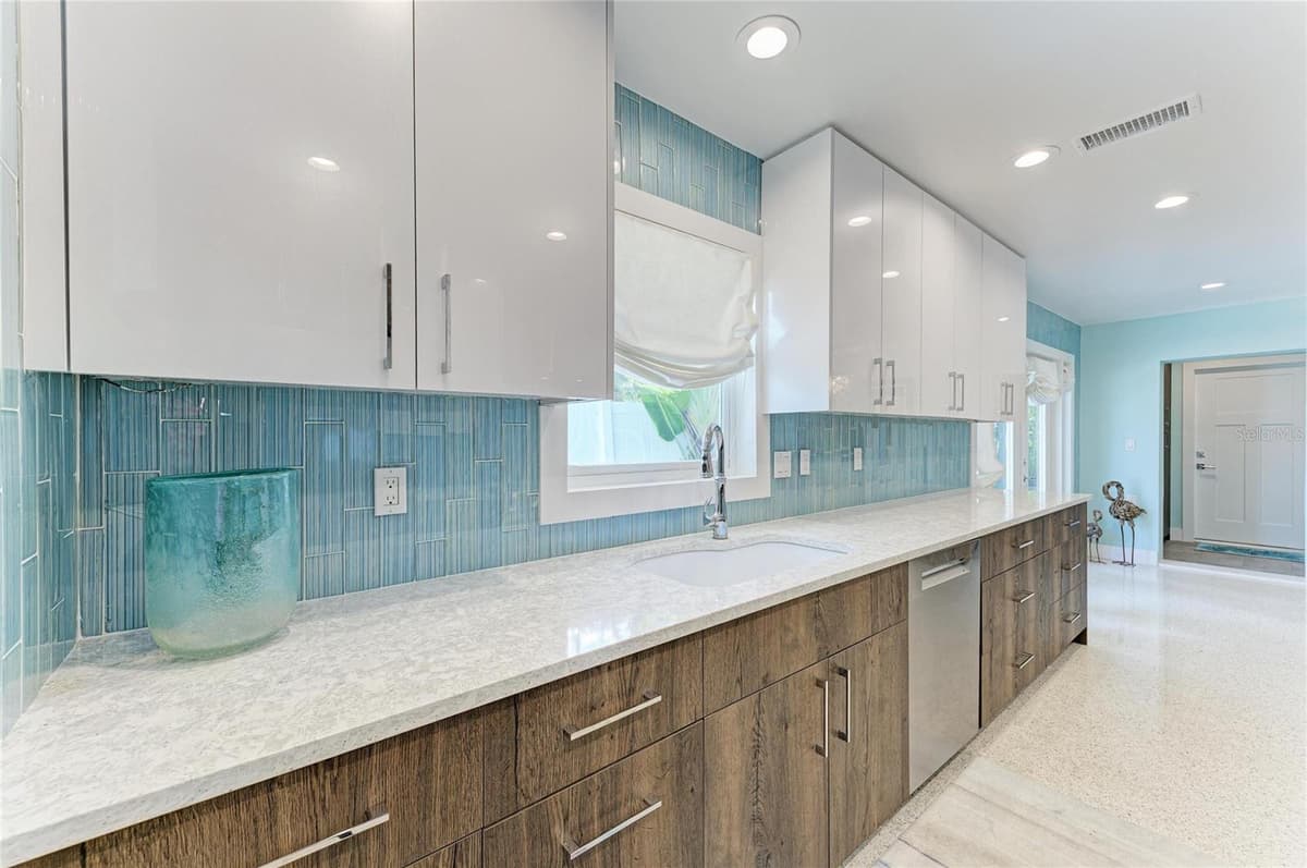 580 LINLEY STREET — photo 11 of 90