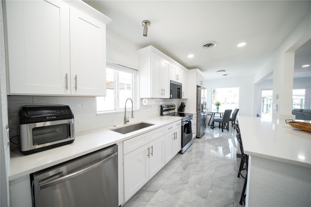 166 BAYSIDE DRIVE — photo 10 of 34