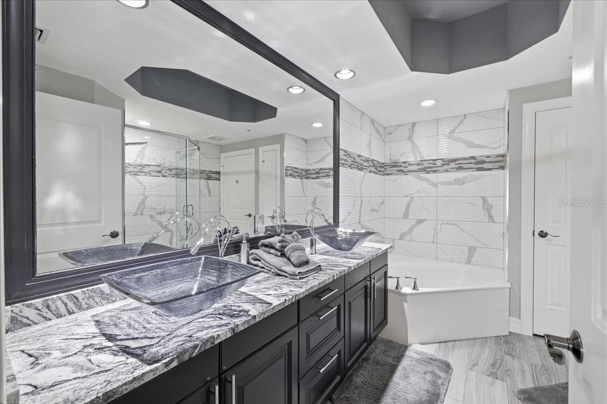 14300 RIVA DEL LAGO DRIVE — photo 20 of 49