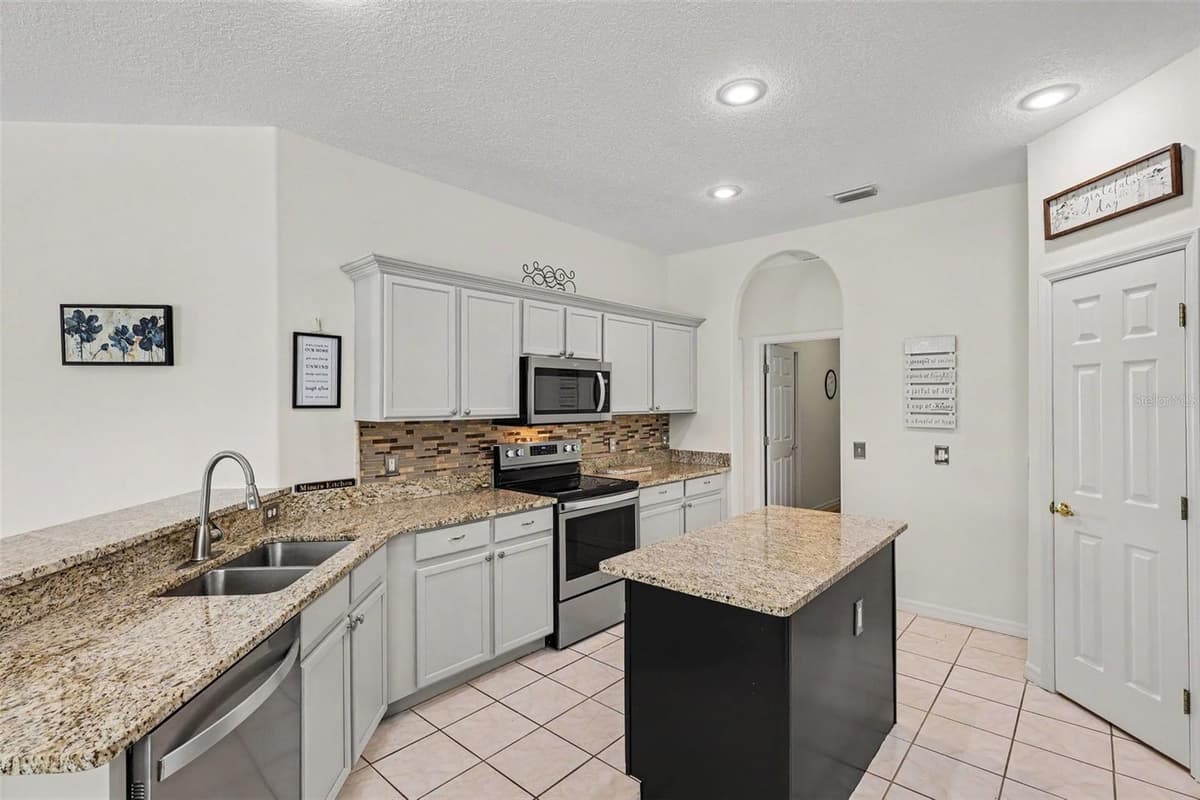423 STONEHENGE CIRCLE — photo 6 of 41