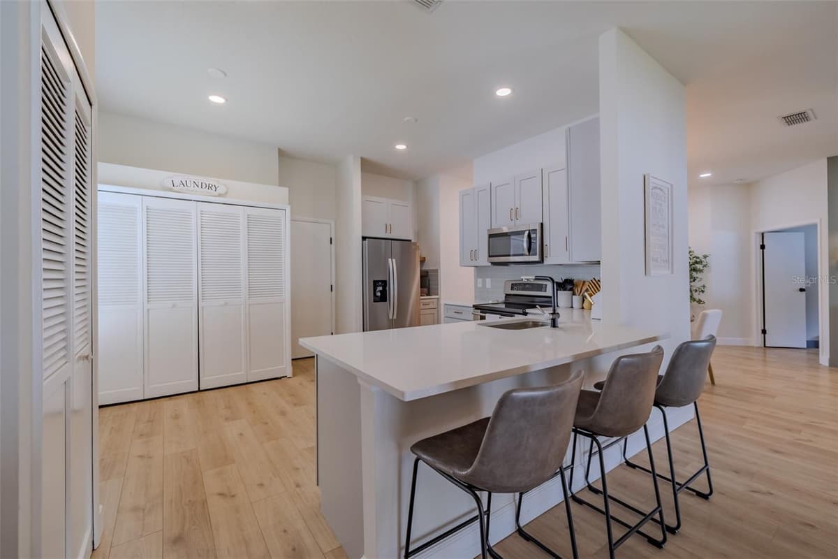 304 SCARLET OAK COURT — photo 5 of 42