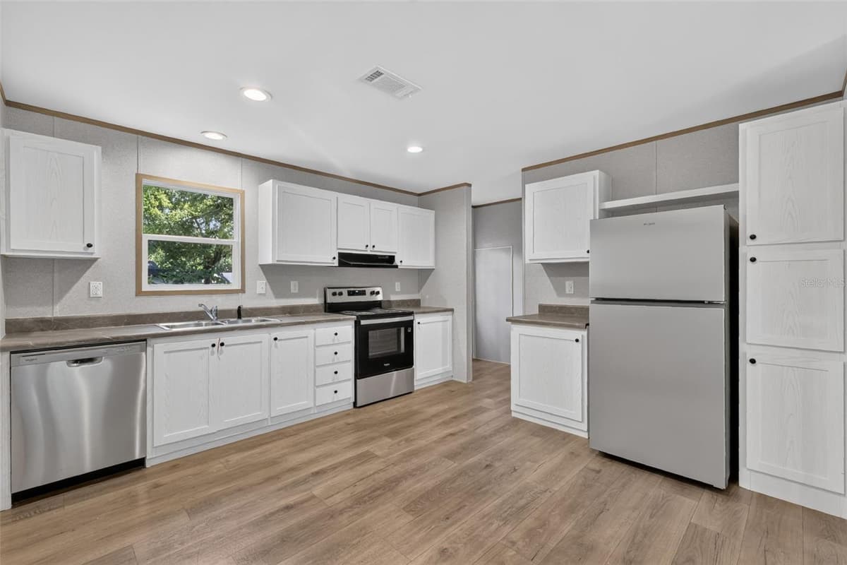 607 LAWRENCE STREET — photo 7 of 19