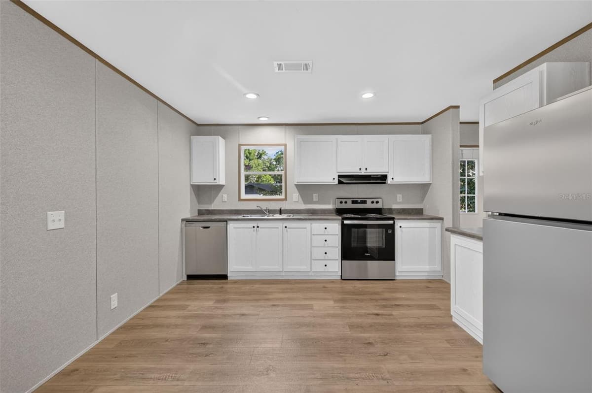 607 LAWRENCE STREET — photo 6 of 19