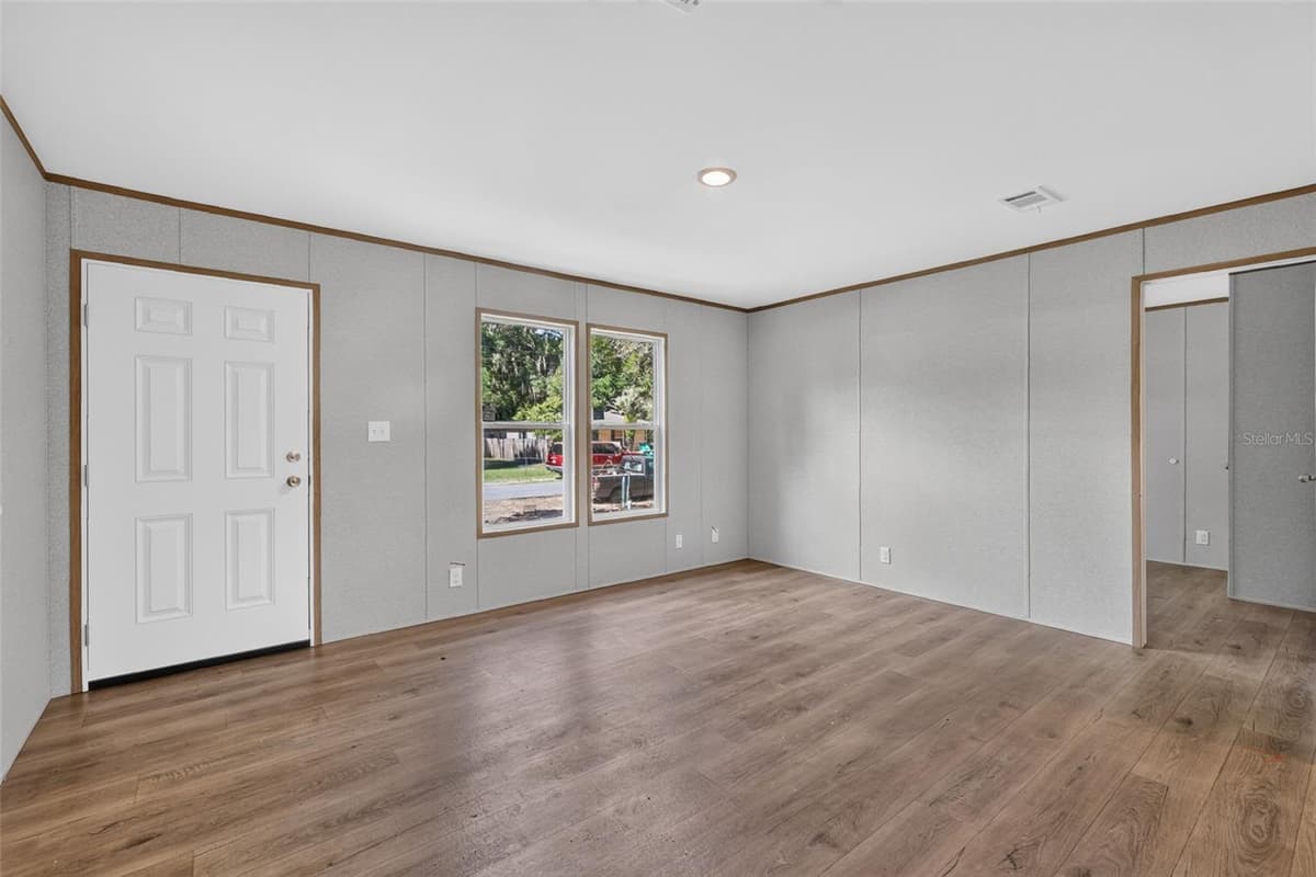 607 LAWRENCE STREET — photo 5 of 19