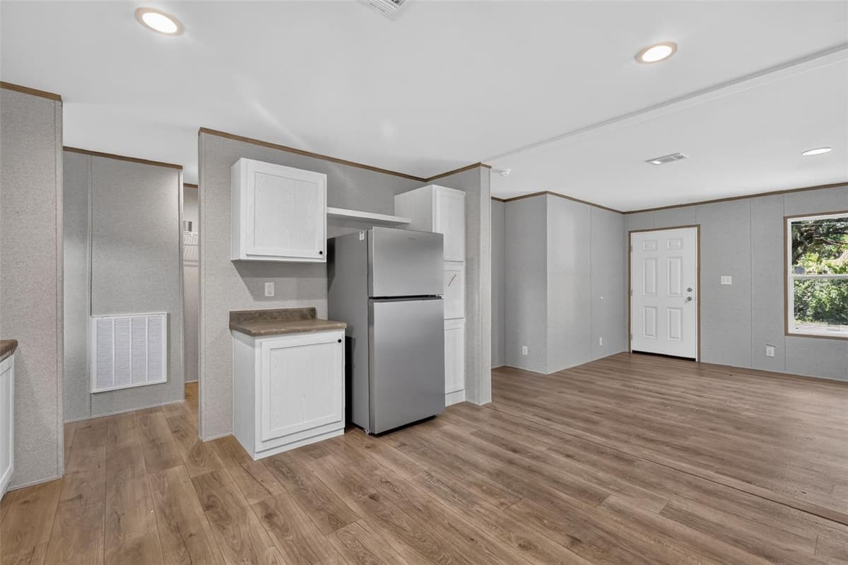 607 LAWRENCE STREET — photo 8 of 19