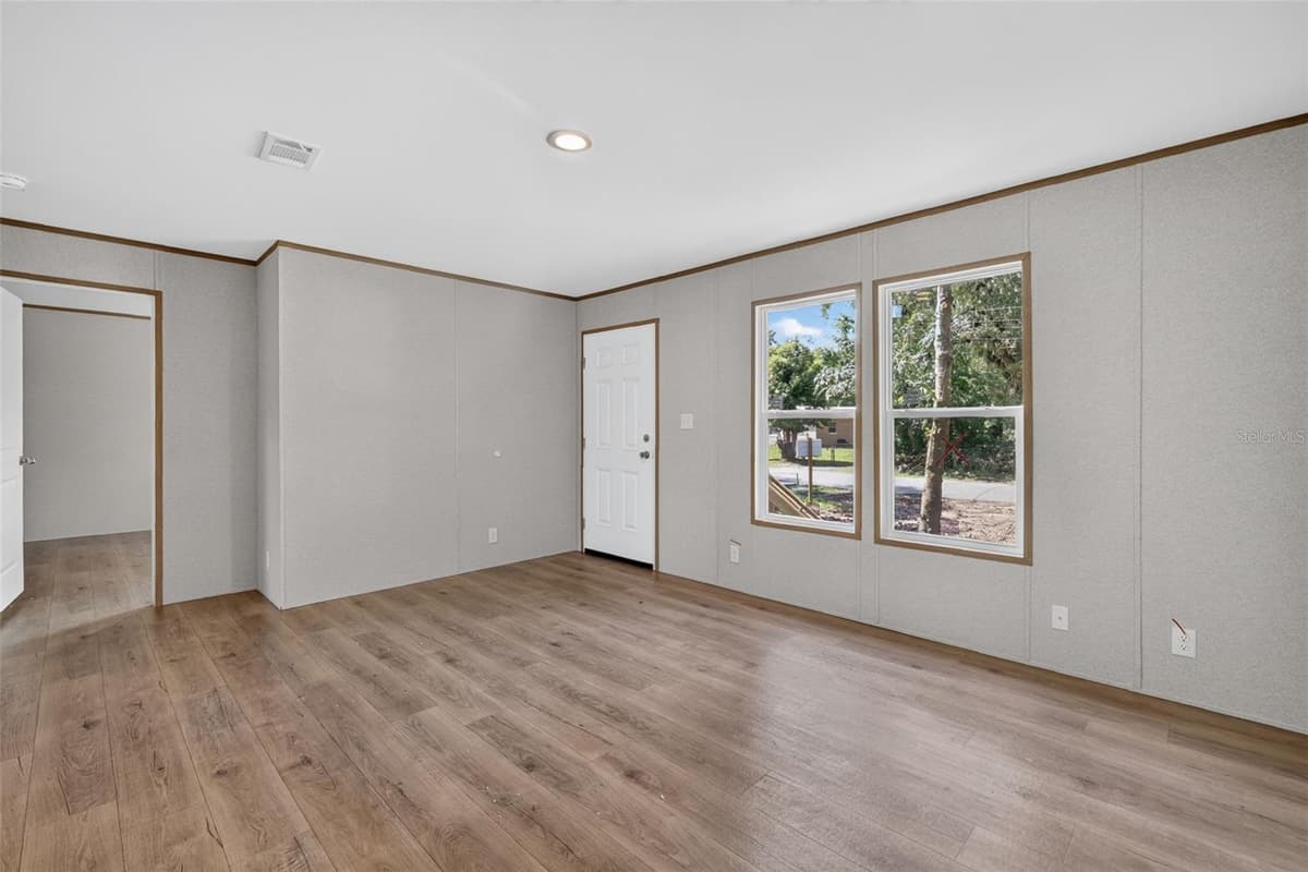 607 LAWRENCE STREET — photo 4 of 19