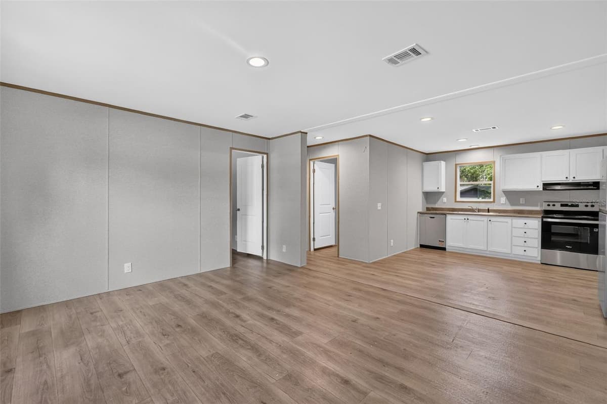 607 LAWRENCE STREET — photo 2 of 19