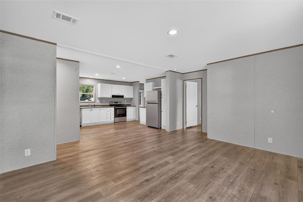 607 LAWRENCE STREET — photo 3 of 19