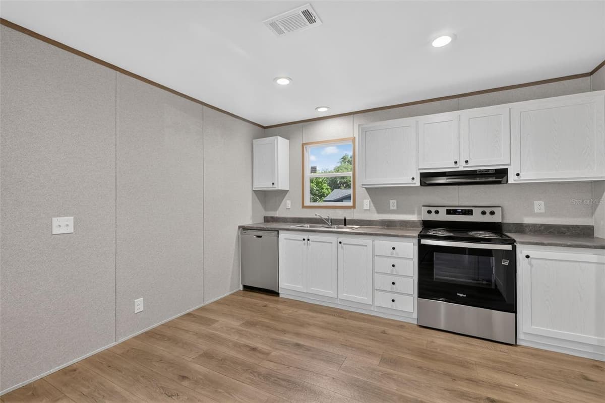 607 LAWRENCE STREET — photo 10 of 19