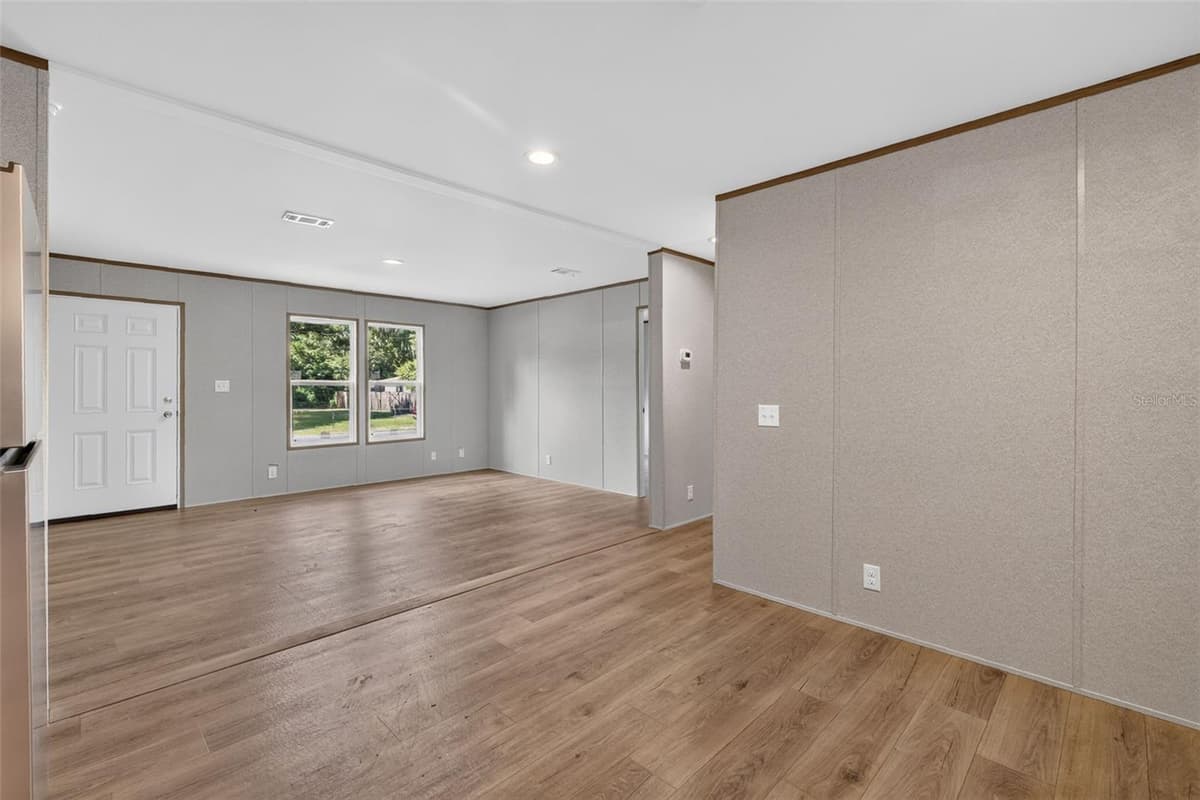 607 LAWRENCE STREET — photo 9 of 19