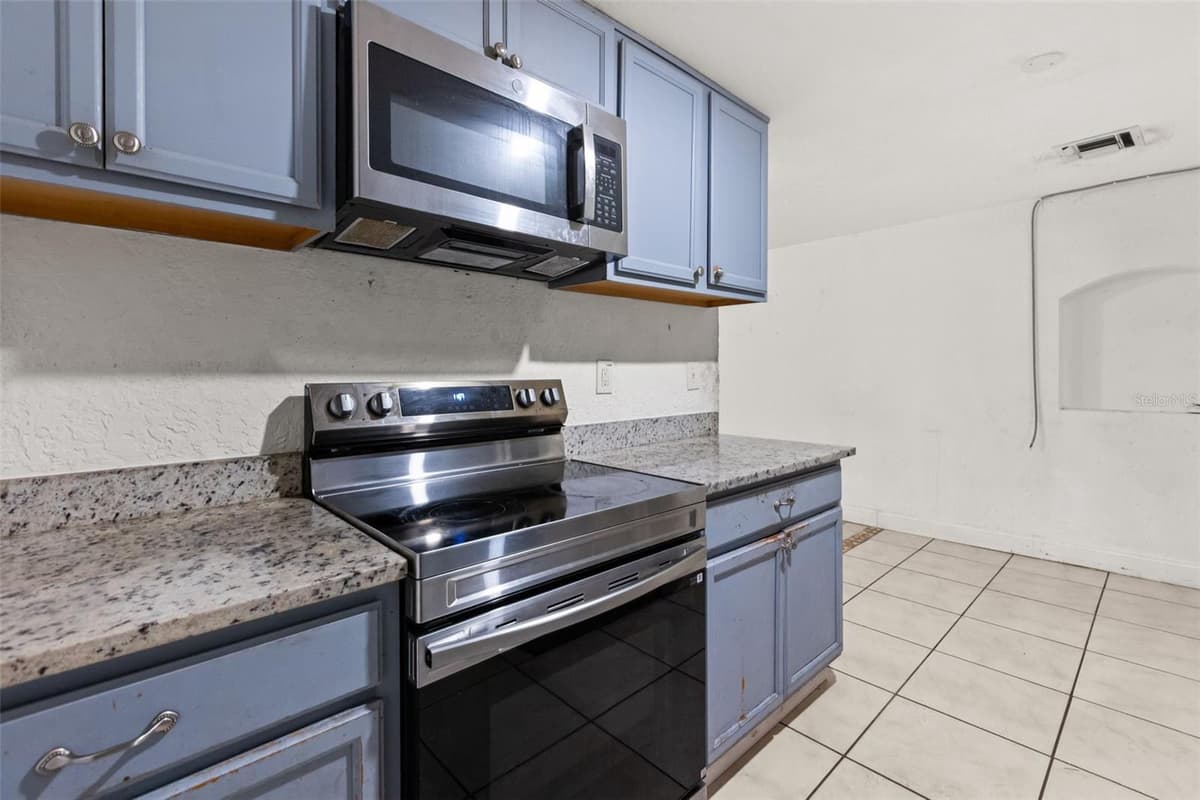 2617 LAUREL AVENUE — photo 5 of 17