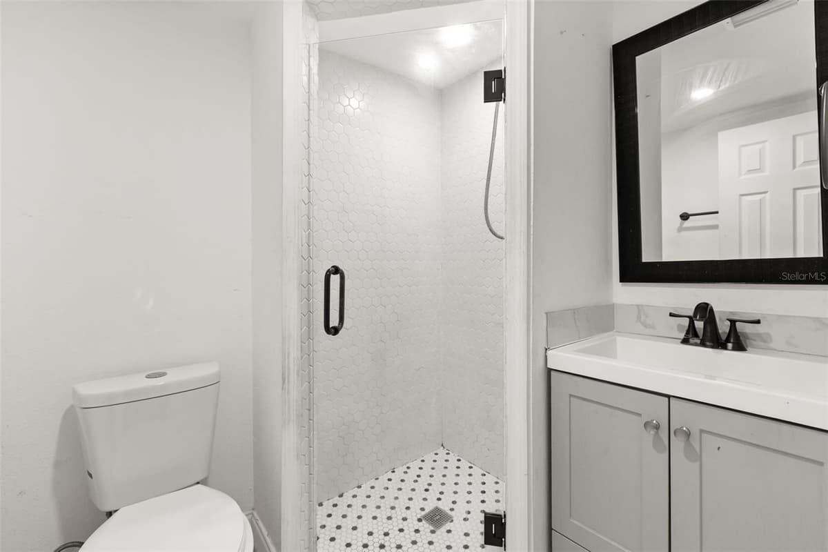 2617 LAUREL AVENUE — photo 9 of 17