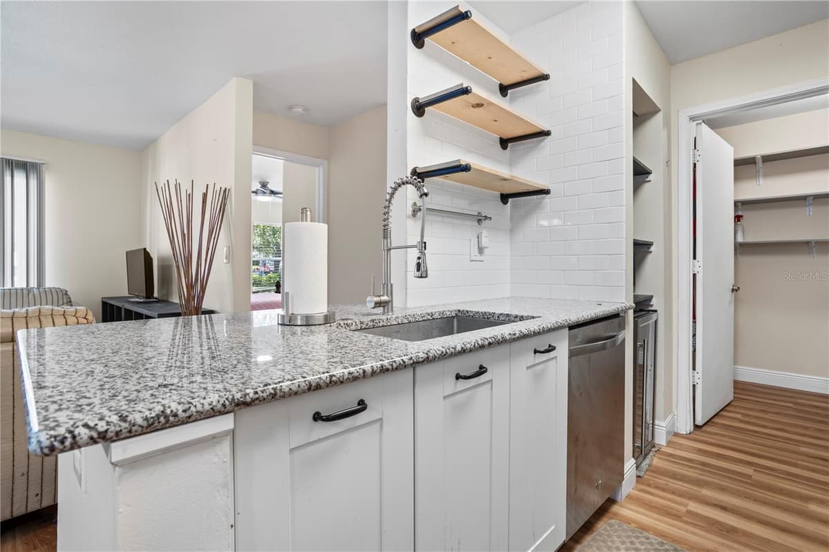 2504 GRASSY POINT DRIVE — photo 9 of 29