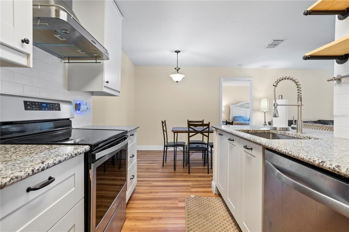 2504 GRASSY POINT DRIVE — photo 13 of 29