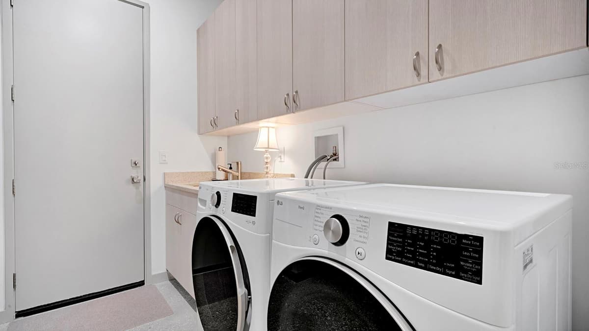 462 LYMAN AVENUE — photo 19 of 25