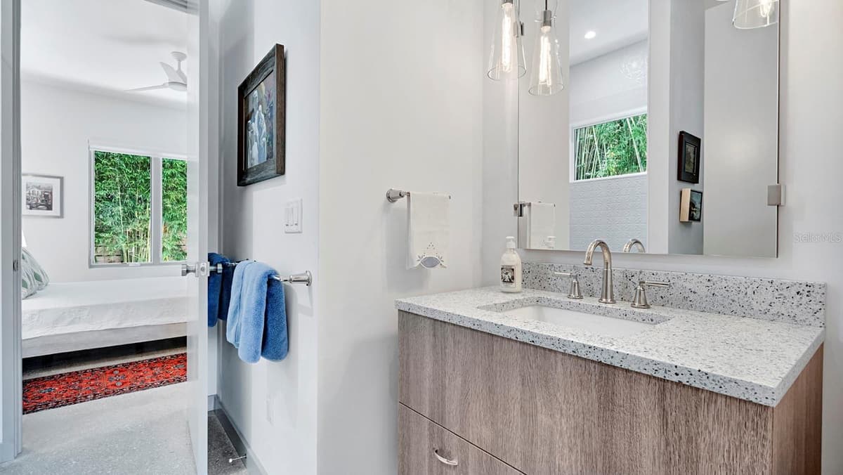 462 LYMAN AVENUE — photo 16 of 25