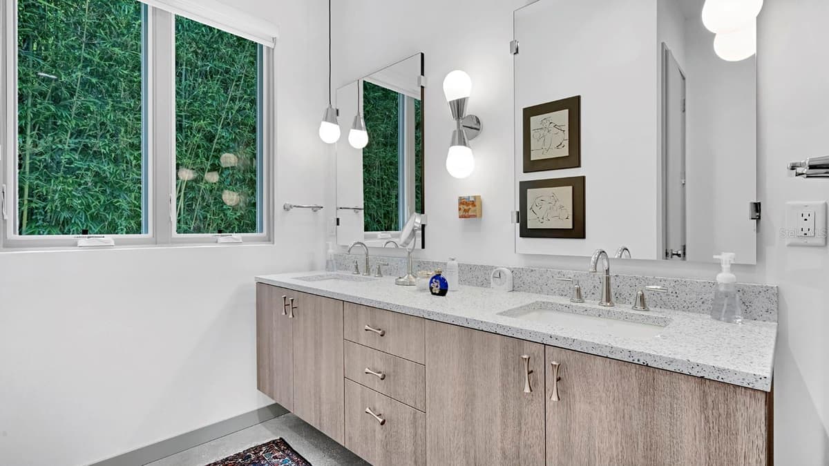 462 LYMAN AVENUE — photo 13 of 25