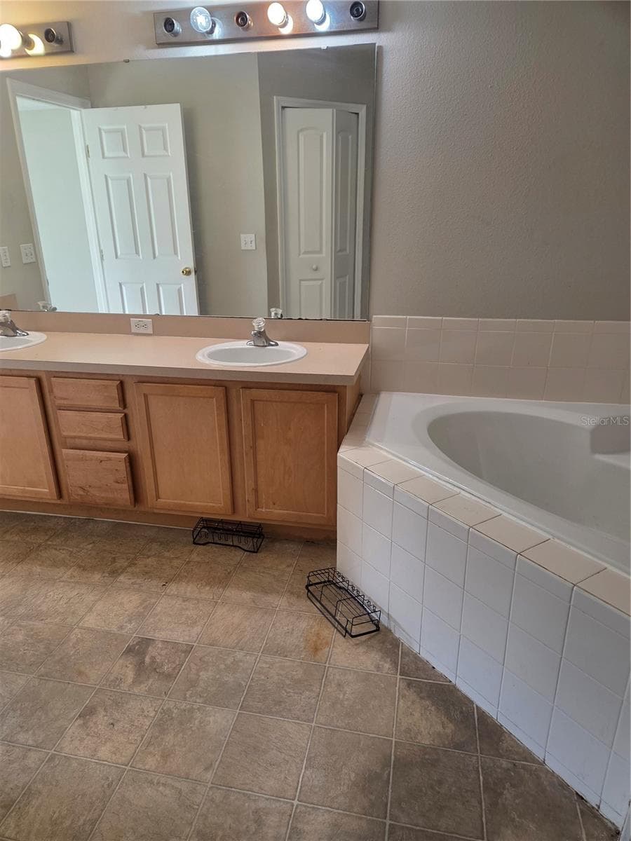 725 ROBIN COURT — photo 5 of 7