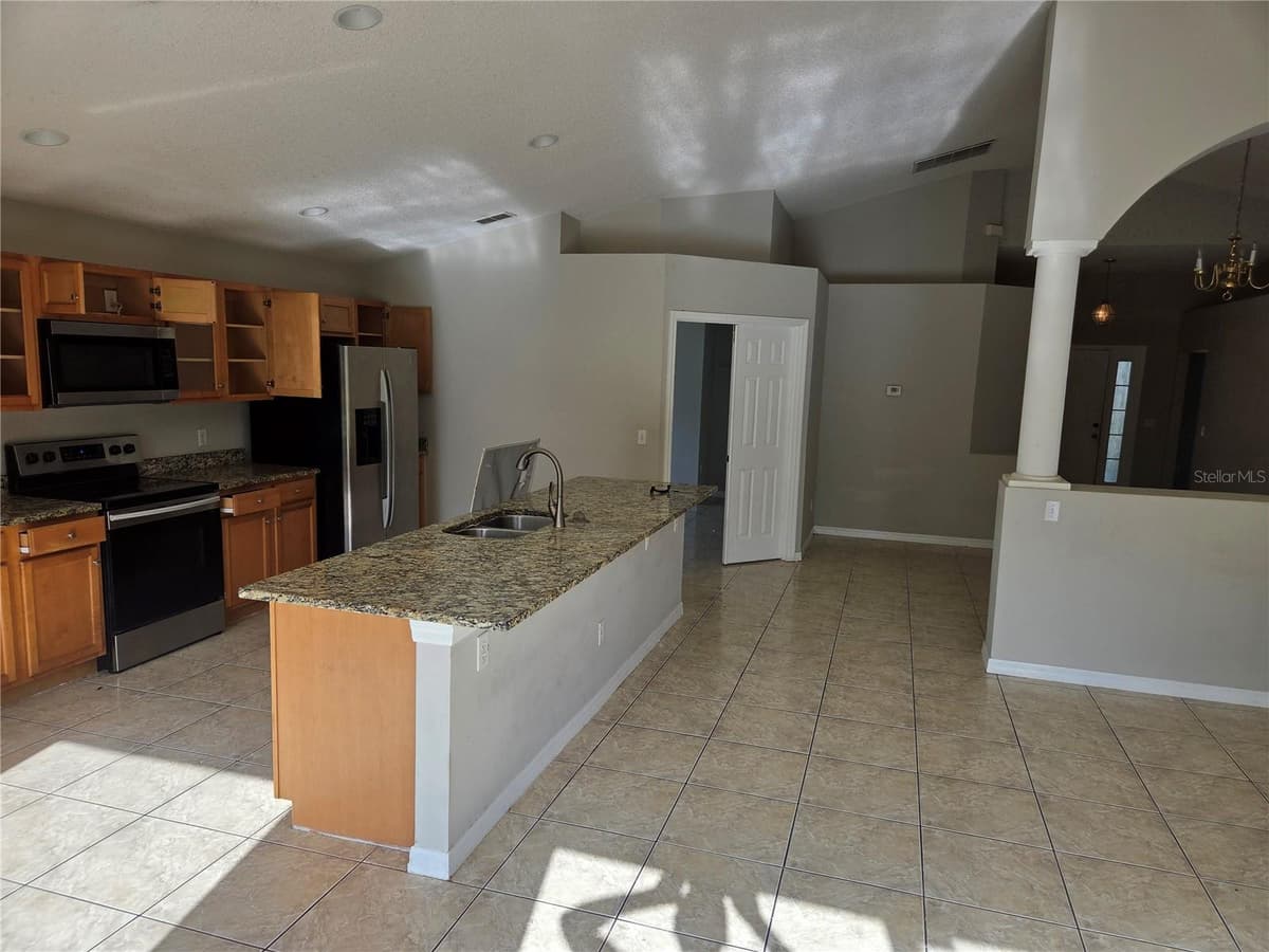 725 ROBIN COURT — photo 3 of 7